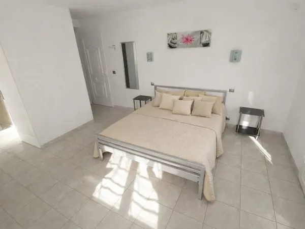 STUDIO MEUBLE FONCTIONNEL CLIMATISE HAUT DE VILLA - 5 MIN D