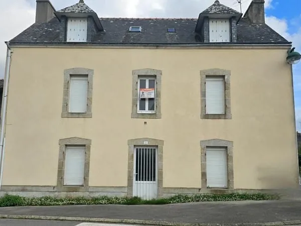 Idéalement située au centre d'Arradon, proche commerces et plages.