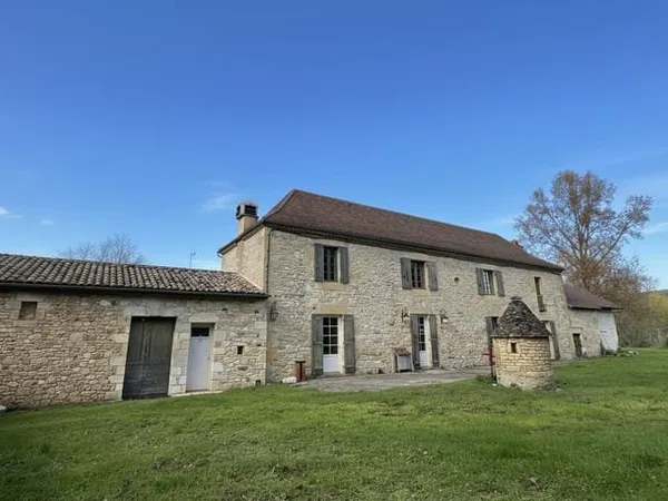 Propriété ancienne avec vue sur la Dordogne, idéale pour maison familiale ou projet de restaurant au