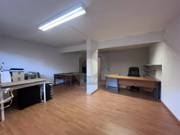 À louer - Local professionnel avec espace de stockage - Menton Careï