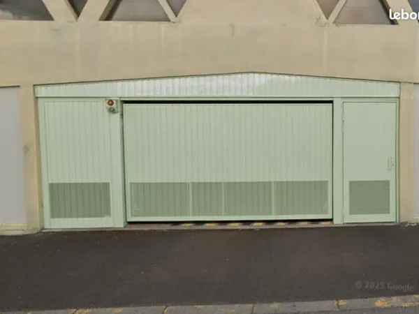 Place de parking intérieure dans une résidence sécurisée, située Rue des Pré Bas, à Clermont-Ferrand