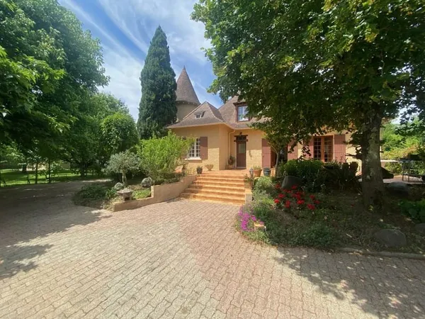 MAISON ATYPIQUE DE CAMPAGNE