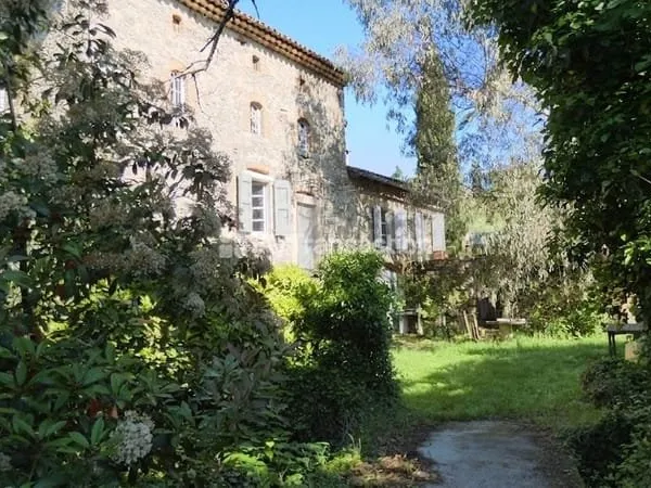 Propriété de charme bordée par la rivière