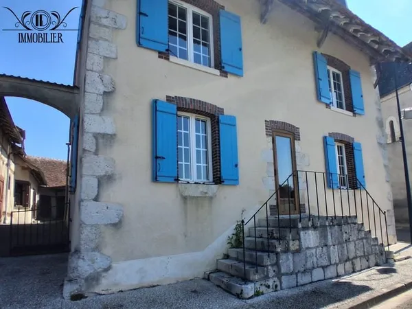 Maisons de bourg avec cachet et dépendances