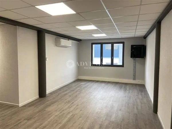 Bureau 151 m²