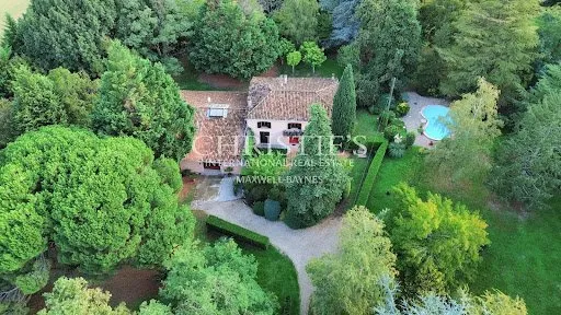 Maison 10 pièces 270 m²