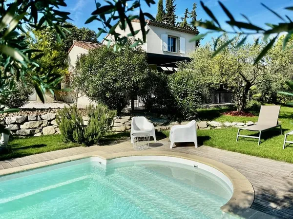 Malaucène, villa récente, avec piscine et vue dégagée