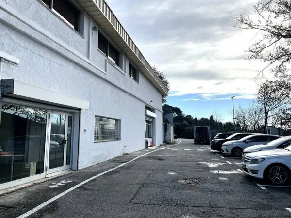 Local commercial 821 m²