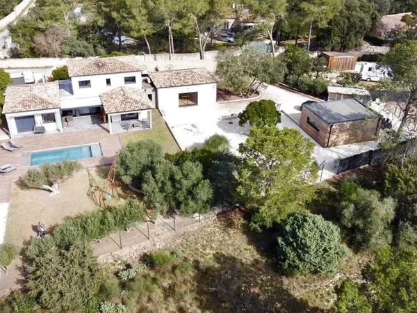 Coup de coeur assuré pour cette splendide maison récente de 220 m2, implantée sur un vaste terrain d