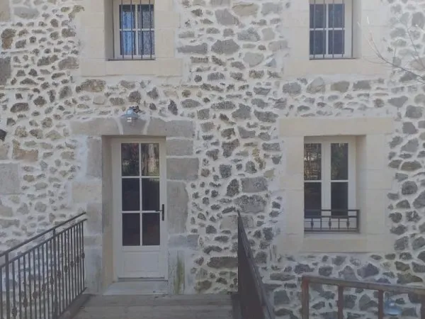Appartement F3 meublé dans mas rénové avec jardin à Castelna