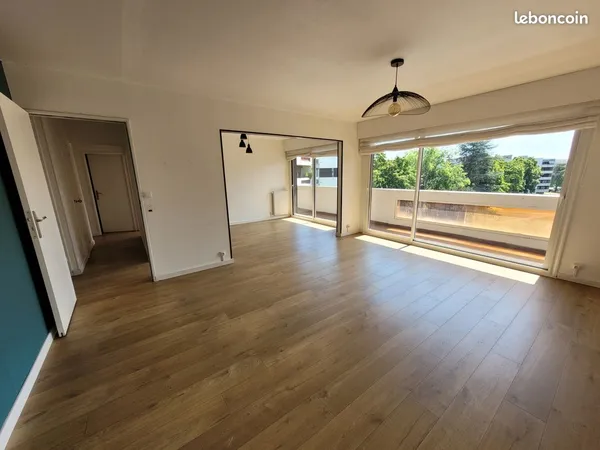 Grand 5 pièces lumineux (3 ou 4 chambres) avec balcon, parc privé, à 5 min à pied du RER A Nanterre-