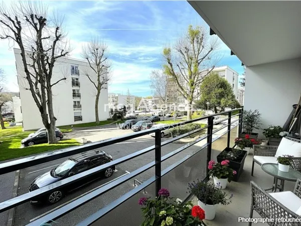 PLAISIR QUARTIER CENTRE VILLE CHATEAU, APPART T4, AVEC PARKING ET CAVE