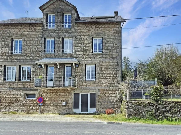 CORREZE. MADRANGES. Magnifique maison de 6 chambres avec SPA, ascenseur interne, grange, cour et jar