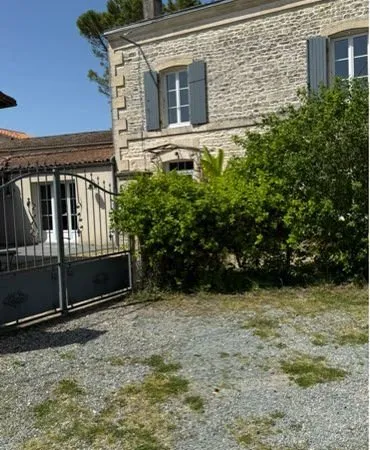 Je loue cette maison individuelle de 140 M rénovée en 1996 cette maison de 1 étage comprend 5 pièces