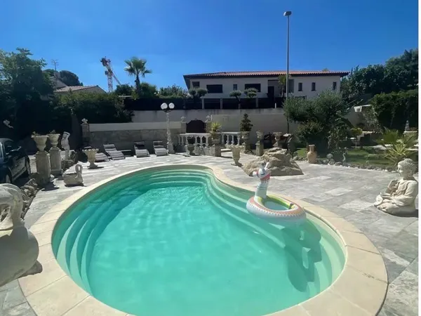 Grand appartement meublé 135 m² avec terrasse et piscine - 3 chambres