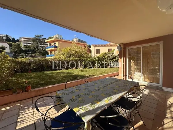 En exclusivité trois pièces traversant à vendre avec grande terrasse couverte vaste jardin