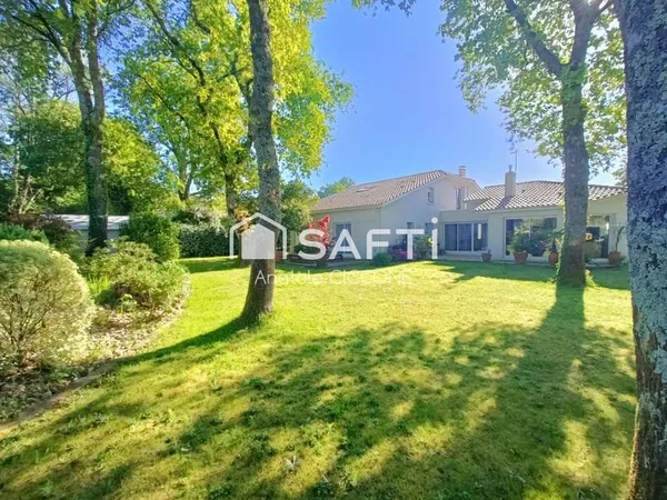 Maison contemporaine sur un jardin paysagé avec vue