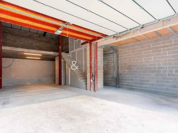 Entrepôt 205 m²