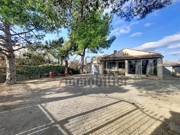 Maison de plain-pied avec dépendances en zone artisanale possibilité de créer un hangar