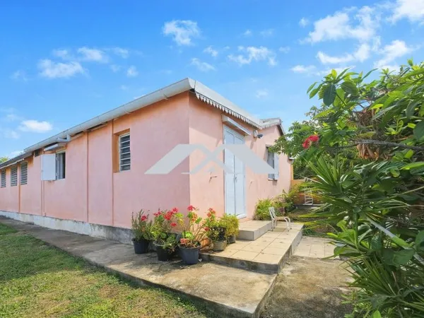 Maison T4 avec vue mer et fort potentiel  Les Trois-Bassins