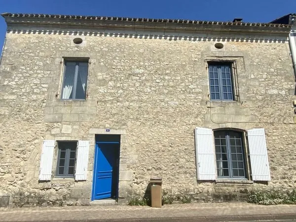 Libourne, grande maison en pierres au coeur d'un village, avec jardin et garage