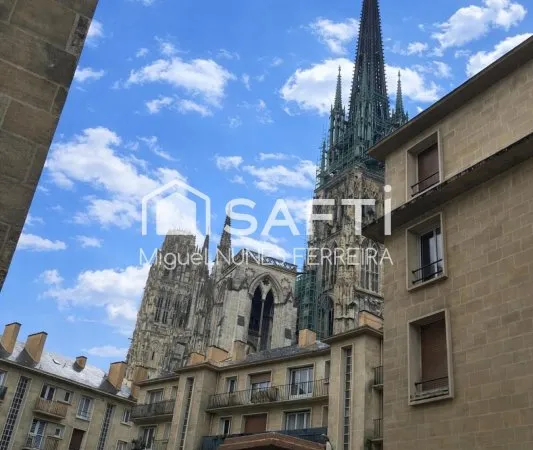 Studio avec cuisine séparée et balcon vue Cathédrale