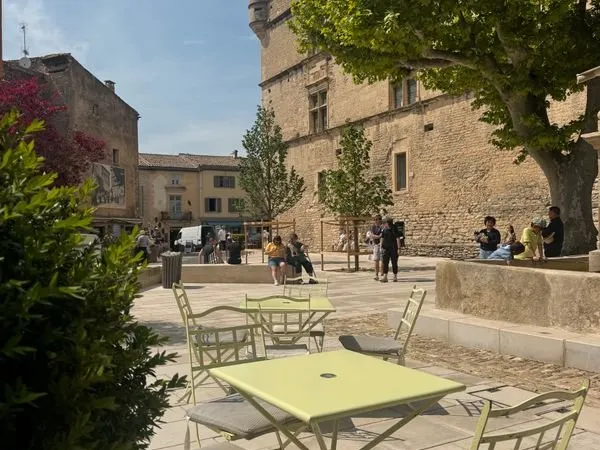 Boutique 20 m² Gordes - Emplacement n°1, bail saisonnier, vue château