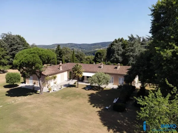Villa 10 pièces 300 m²