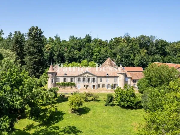 À proximité de Besançon, dans la campagne de la vallée de l'Ognon, un château des 16e et 18e s. Et s