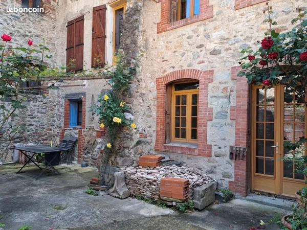 Maison à vendre avec local commercial et jardin