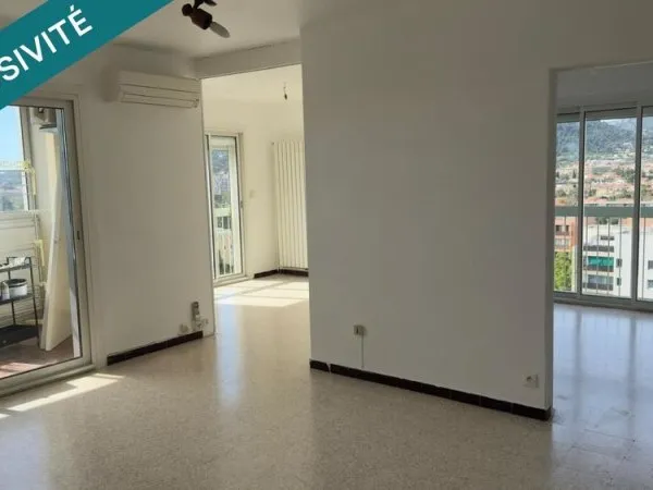 Type 4 avec loggia entièrement fermée d'env.10 M²