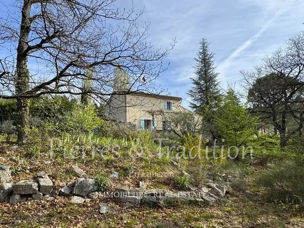 Saignon, maison avec jardin et piscine dans un environnement naturel