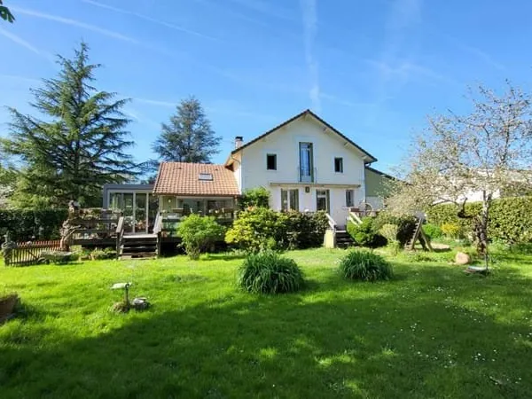 Maison style année 30 rénovée proche Périgueux 5 pièces 122 m2 joli jardin bordé par la rivière