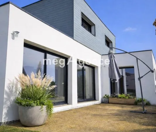 Confort moderne, beaux volumes et 5 chambres : la maison idéale pour votre famille à Kervignac.