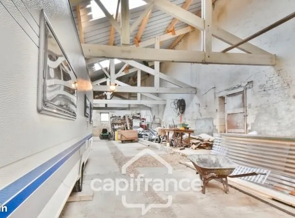 Bâtiment 592 m²
