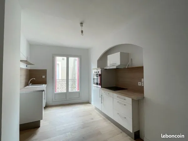 Location T2 46m² Béziers Centre dans un immeuble donnant sur la jolie Place Antonin Moulin