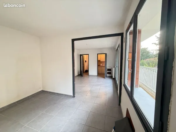 T2 TOULON LA SERINETTE Superbe avec grand balcon et cave et GARAGE