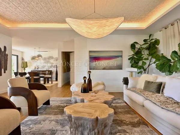 Villa rénovée avec vue dégagée.