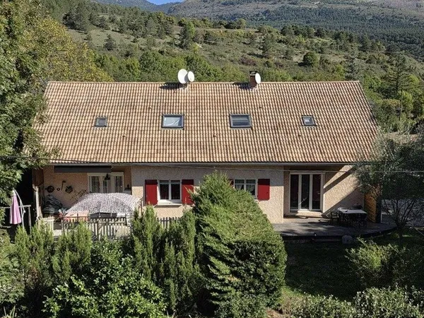 Aucun travaux à prévoir - Maison avec deux logements - 209 m² - Revenus locatifs - Cadre nature