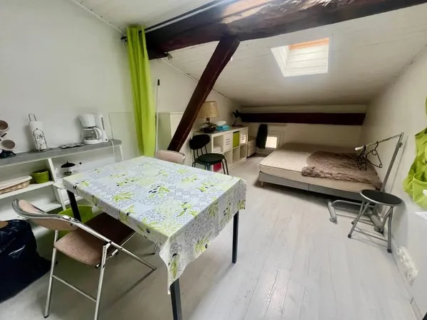 Studio meublé au coeur du quartier St Cyprien et à 2 pas du métro.
