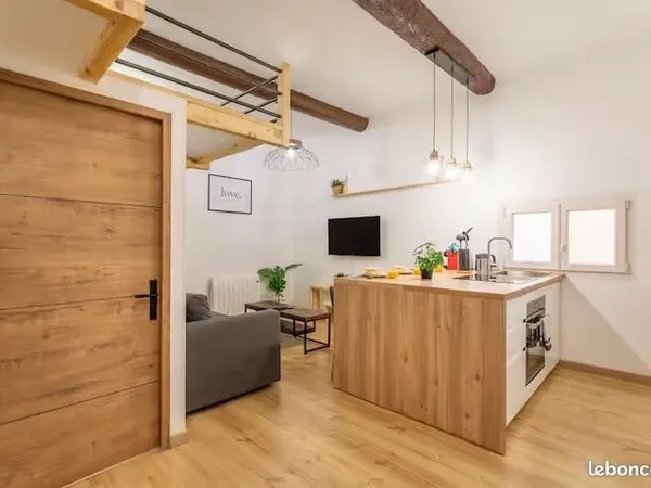 Studio rénové 25m² + mezzanine 8m² - Centre historique Aix-en-Provence - Libre
