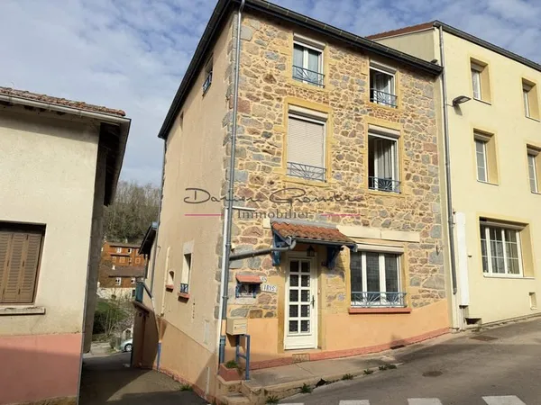 Maison en pierre avec terrasse