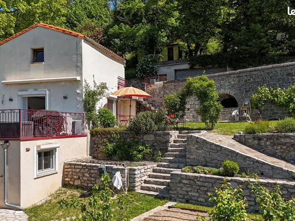 Refuge unique avec terrasse panoramique et jardin de rêve