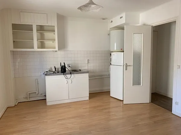LAVAL, appartement studio, de 29m2, comprenant: Une entrée a