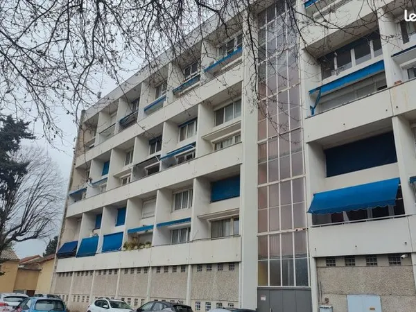 Appartement 43 m² avec beau potentiel - Rafraîchissement à prévoir
