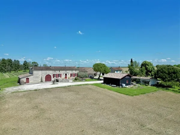 Duras - Magnifique propriété viticole de deux bâtisses avec plus de 36 hectares, piscine et une vue