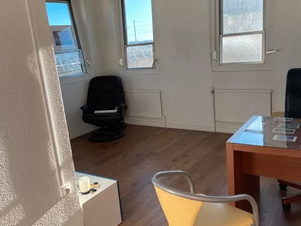 Bureau Dans la tour du Polygone à louer