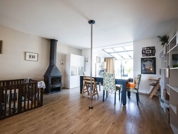 Maison lumineuse avec cheminée et extérieur agréable