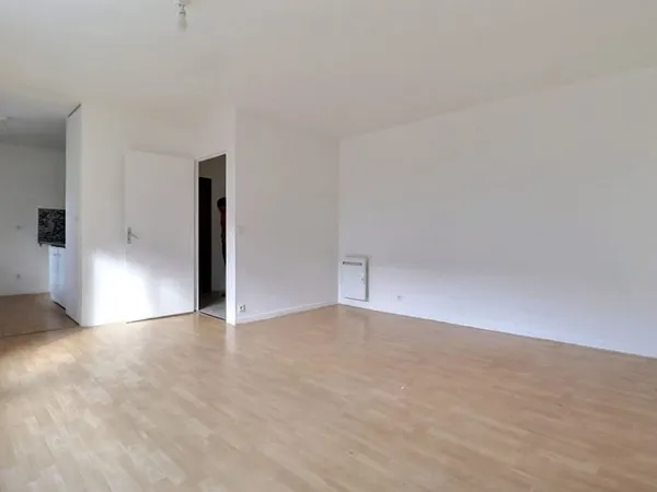Grand studio lumineux avec terrasse sur cour