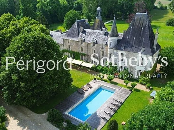 Majestueux château d'exception niché au coeur d'un domaine de 57